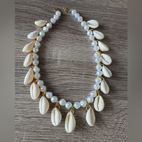 Elegant Shell and Pearl Necklace N919 - Picture 3 of 5